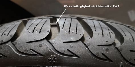 Zbliżenie na bieżnik opony Snow Hog, podkreślające jej przyczepność