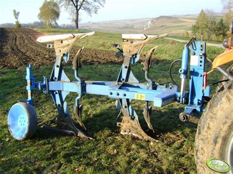 Zdjęcie pługa Lemken Opal 90 w akcji na polu