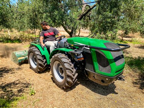 Przegubowy ciągnik Ferrari Cobram 60 AR wykonujący zwrot na wąskiej drodze