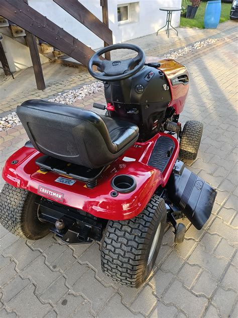 Traktorek kosiarka Craftsman w akcji na dużym trawniku