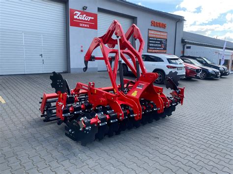 Zdjęcie prezentujące różnorodne agregaty rolnicze marki Agro-Tom.