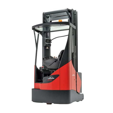 zdjęcie wózka wysokiego składowania (reach-truck) pracującego w wąskim korytarzu magazynowym