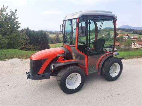 zdjęcie ciągnika Antonio Carraro TTR 4400 pracującego na stoku