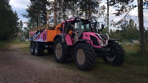 zdjęcie różowego ciągnika Valtra z jacuzzi