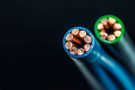 Zdjęcie przedstawiające wiązkę przewodów elektrycznych ciągnika z widocznymi śladami zużycia