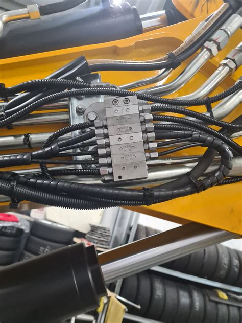 Schemat punktów smarowania i serwisowych w koparko-ładowarce JCB