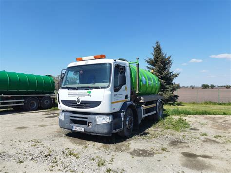 Zbliżenie na ramię wysuwane z wozu asenizacyjnego, sterowane hydraulicznie