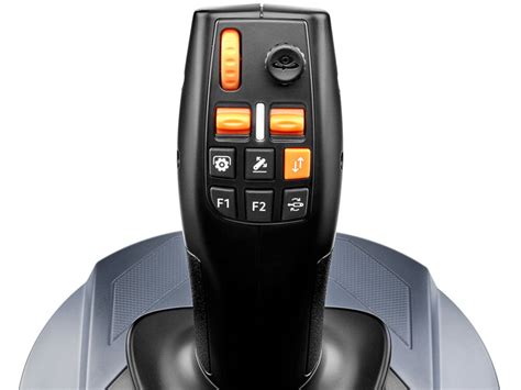 Zbliżenie na ergonomiczny joystick i panel sterowania w kabinie ładowarki New Holland
