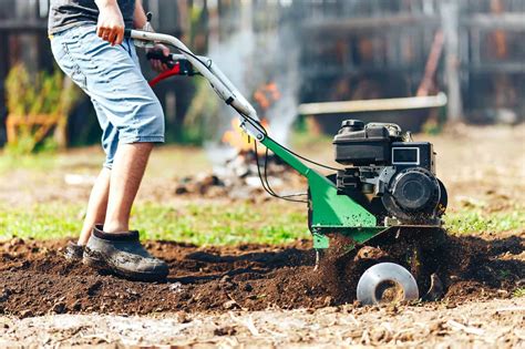 Grafika przedstawiająca proces przygotowania gleby pod trawnik za pomocą glebogryzarki.