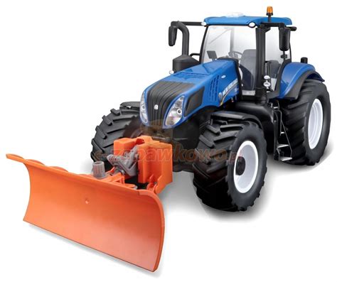 Traktor New Holland z pługiem śnieżnym w akcji odśnieżania, widok z kabiny