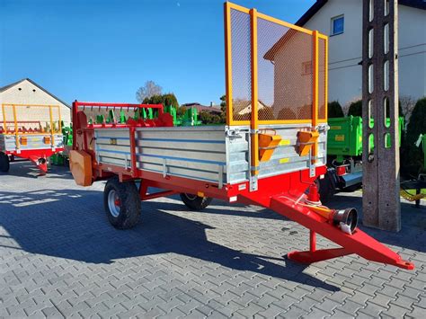 zdjęcie jednoosiowego rozrzutnika obornika 3,5t prezentujące konstrukcję skrzyni ładunkowej oraz mechanizm adaptera