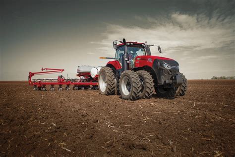 Nowy ciągnik Case IH Magnum 385, widok z boku, na polu