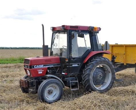 Zdjęcie klasycznego ciągnika Case IH 385, z widocznym silnikiem