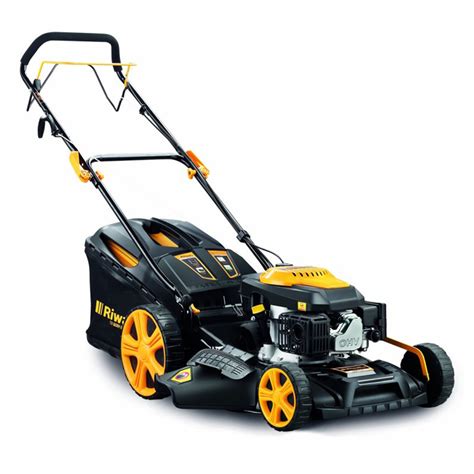 zdjęcie kosiarki spalinowej Riwall Pro RPM 5190 w akcji na dużym trawniku