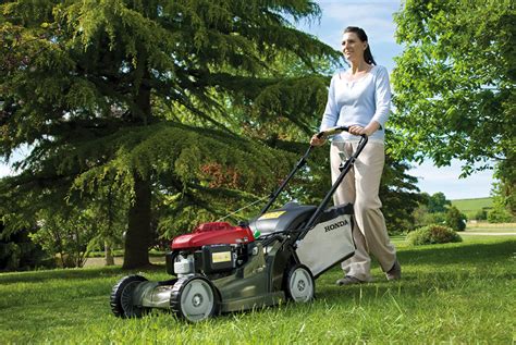 Zestawienie różnych serii kosiarek Honda na tle zróżnicowanego terenu ogrodu