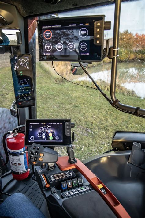 Panel sterowania Valtra SmartTouch w kabinie ciągnika