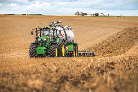 zdjęcie maszyn rolniczych różnych marek (Ursus, John Deere, Claas) w polu
