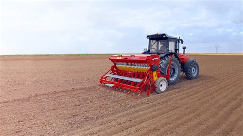 Thematic photo of the Poznaniak seed drill in the field