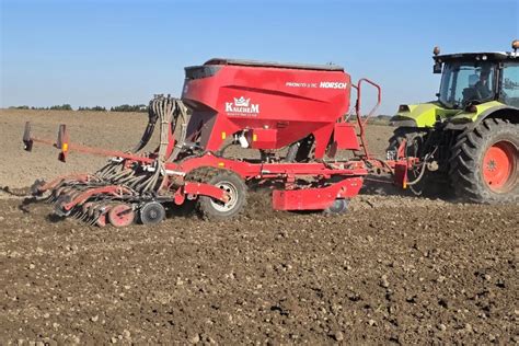 Siewnik HORSCH Airseeder o szerokości 18m w pracy na polu