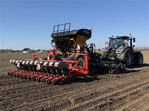 Siewnik punktowy KUHN MAXIMA 3 podczas pracy
