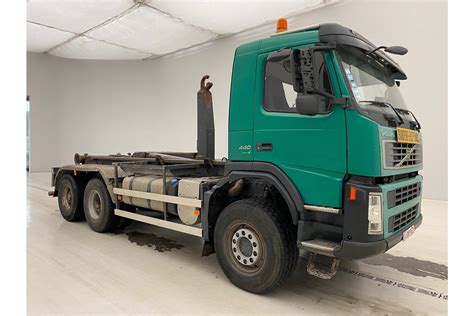 Widok na wywrotkę Volvo FM 440 6x6 w akcji, z widoczną hydroburtą i plandeką