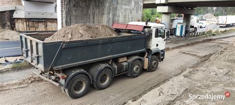 Zdjęcie wywrotki Volvo 4-osiowej 8x4 z otwartą tylną burtą i widoczną hydroburtą