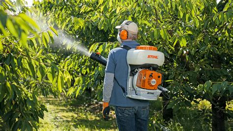 Tematyczne zdjęcie opryskiwacza plecakowego STIHL w akcji w sadzie lub winnicy