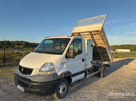 Infographic or technical drawing showing the components of a Renault Mascott tipper truck, highlighting its hydraulic system.