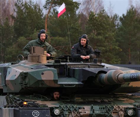 Scena z żołnierzami maszerującymi z pieśnią na ustach