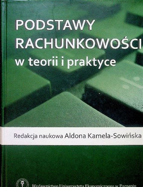 Żołnierze uczący się okopywania w teorii i praktyce
