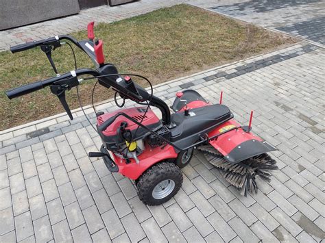 Zamiatarka spalinowa podczas pracy na parkingu