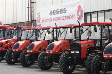 Ursus 8014 H - widok ogólny ciągnika rolniczego w pracy