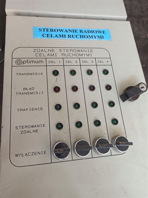 pulpit sterowania elektrohydraulicznymi zaworami w kabinie ciągnika