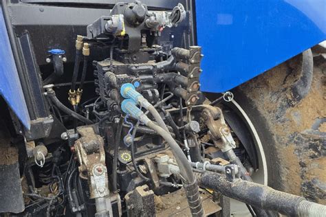 zdjęcie złączy hydraulicznych z tyłu ciągnika