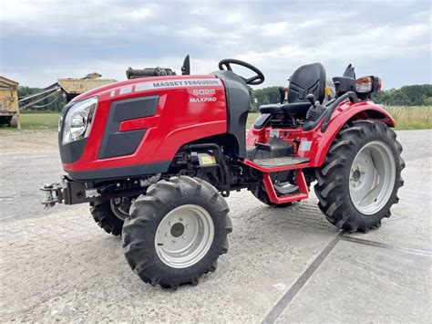 Ciągnik ogrodowy Massey Ferguson 6028 w akcji
