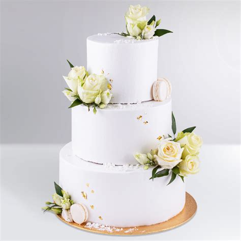 Elegancki tort weselny w kształcie traktora, stojący na rustykalnym tle.