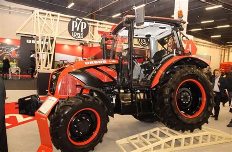 Ursus C-380 z otwartą maską, prezentujący silnik Kohler