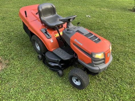 Traktor ogrodowy Husqvarna CTH 191 podczas pracy w ogrodzie