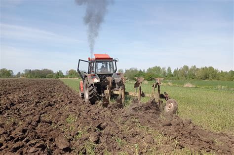 Ursus 1634 pracujący na polu z pługiem