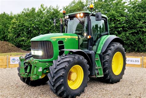 Zdjęcie przedstawiające model John Deere 7530 Premium w trakcie prac polowych