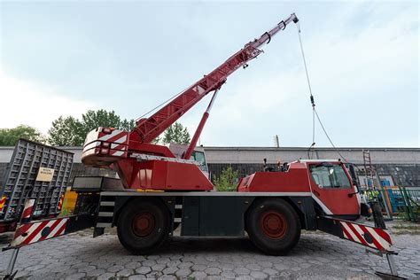 Zdjęcie poglądowe dźwigu samojezdnego typu all-terrain pracującego w warunkach miejskich