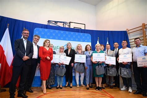 Zdjęcie z uroczystości weselnej polityka z udziałem zaproszonych gości