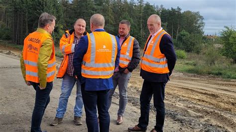 Tematyczne zdjęcie wiertnicy diamentowej w akcji na placu budowy