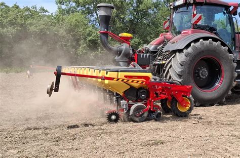 Zdjęcie siewnika Väderstad Tempo T6 w polu
