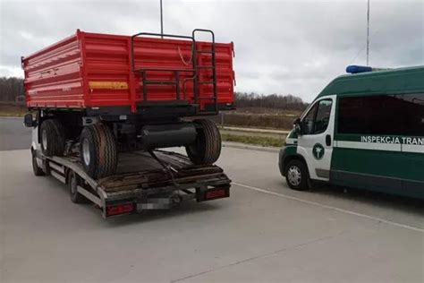 Schemat przedstawiający różnorodne materiały transportowane przyczepą rolniczą