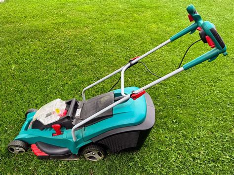 Zdjęcie przedstawiające kosiarkę Bosch Rotak 43 LI podczas pracy w ogrodzie