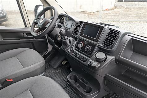 wnętrze kabiny Fiata Ducato Furgon z ergonomiczną deską rozdzielczą