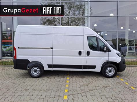 Fiat Ducato Furgon w trakcie miejskiej dostawy