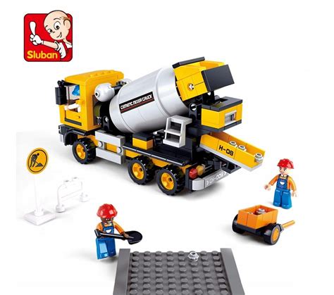 zdjęcie gotowego modelu betoniarki Sluban M38-B0550 z figurkami na placu budowy