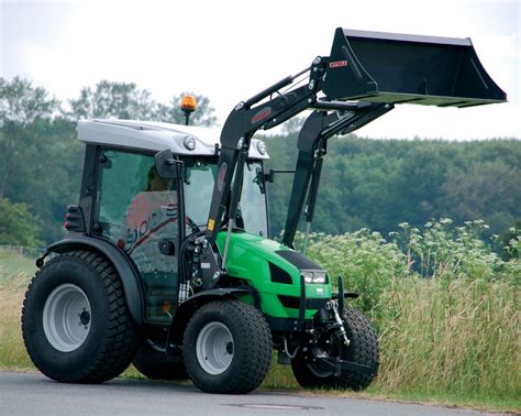 zdjęcie ciągnika DEUTZ-FAHR Agrokid w warunkach sadowniczych